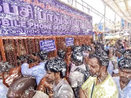 तमिलनाडु में मंदिरों में मोबाइल बैन से युवा दूर, श्रद्धालुओं की संख्या 20% घटी